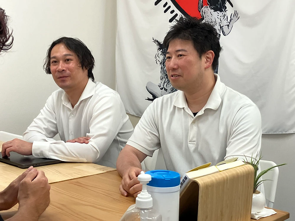 内製化による成果や変化について語る仲山氏（写真左）と江崎氏（写真右）